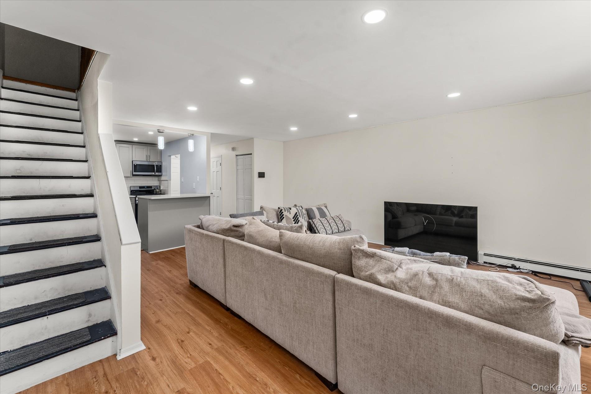 534 Warwick Street - Photo 2