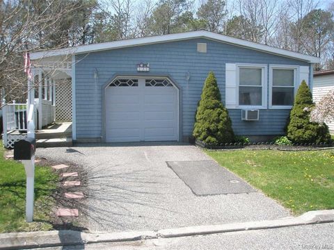 Mobile Home For Sale - 131 Village Circle West Cir<br/> Manorville, NY 11949