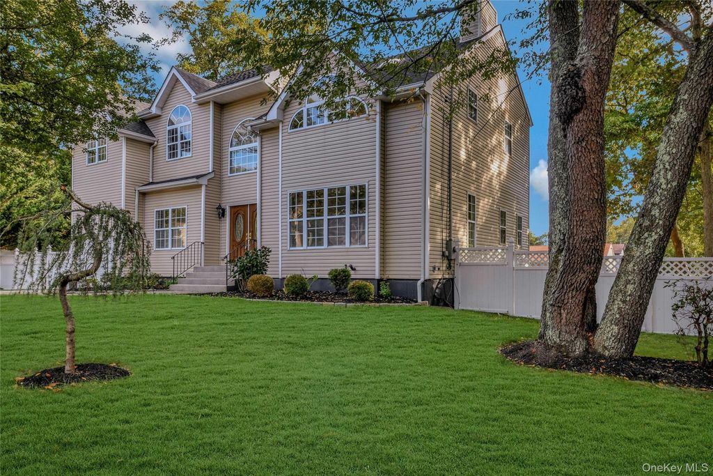 Photo of 60 Delamere Street, Huntington, NY 11743 (MLS # 922895)