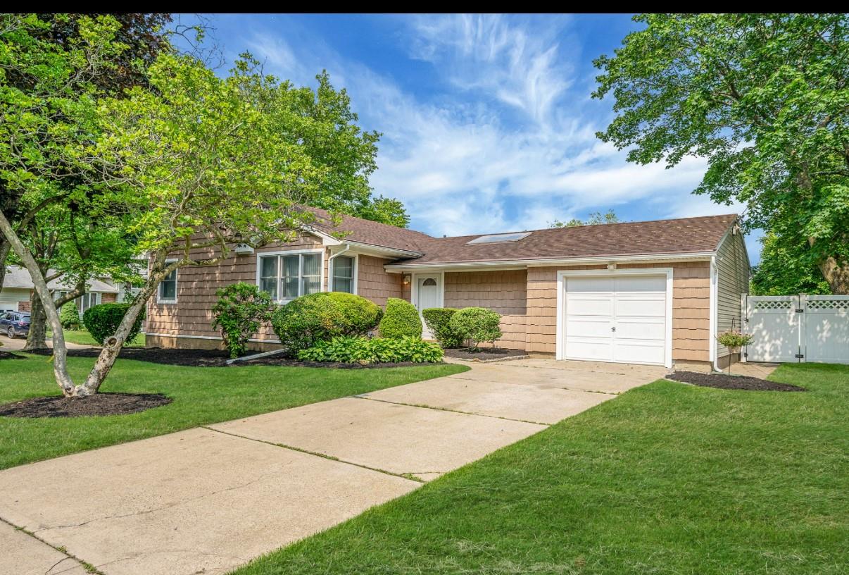 Leeward Lane, Commack, Hamptons, NY - 3 Bedrooms  
2 Bathrooms - 