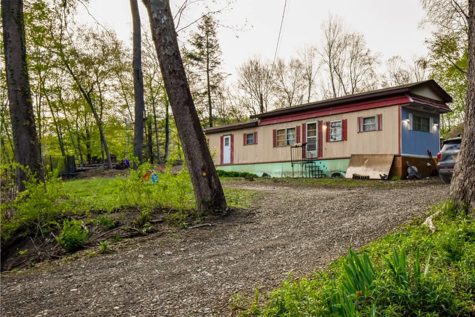 Jackson Corners Road, Red Hook, New York - 2 Bedrooms  
2 Bathrooms  
6 Rooms - 