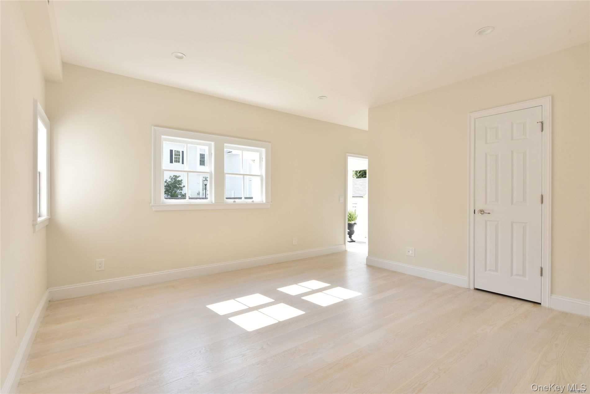 Roslyn, New York 11576, United States, 2 Bedrooms Bedrooms, ,2 BathroomsBathrooms,Residential,Active,250439