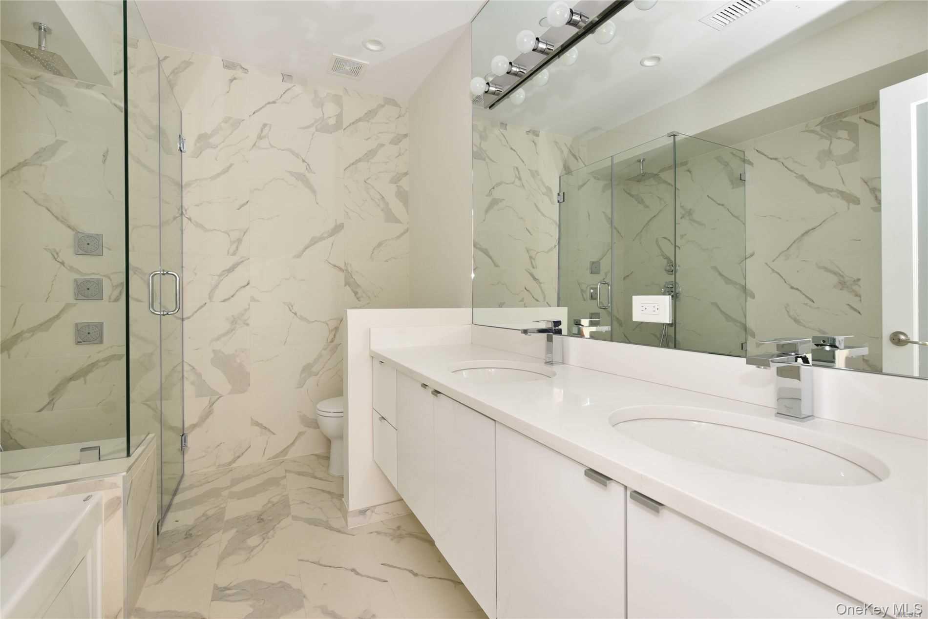 Roslyn, New York 11576, United States, 2 Bedrooms Bedrooms, ,2 BathroomsBathrooms,Residential,Active,250439