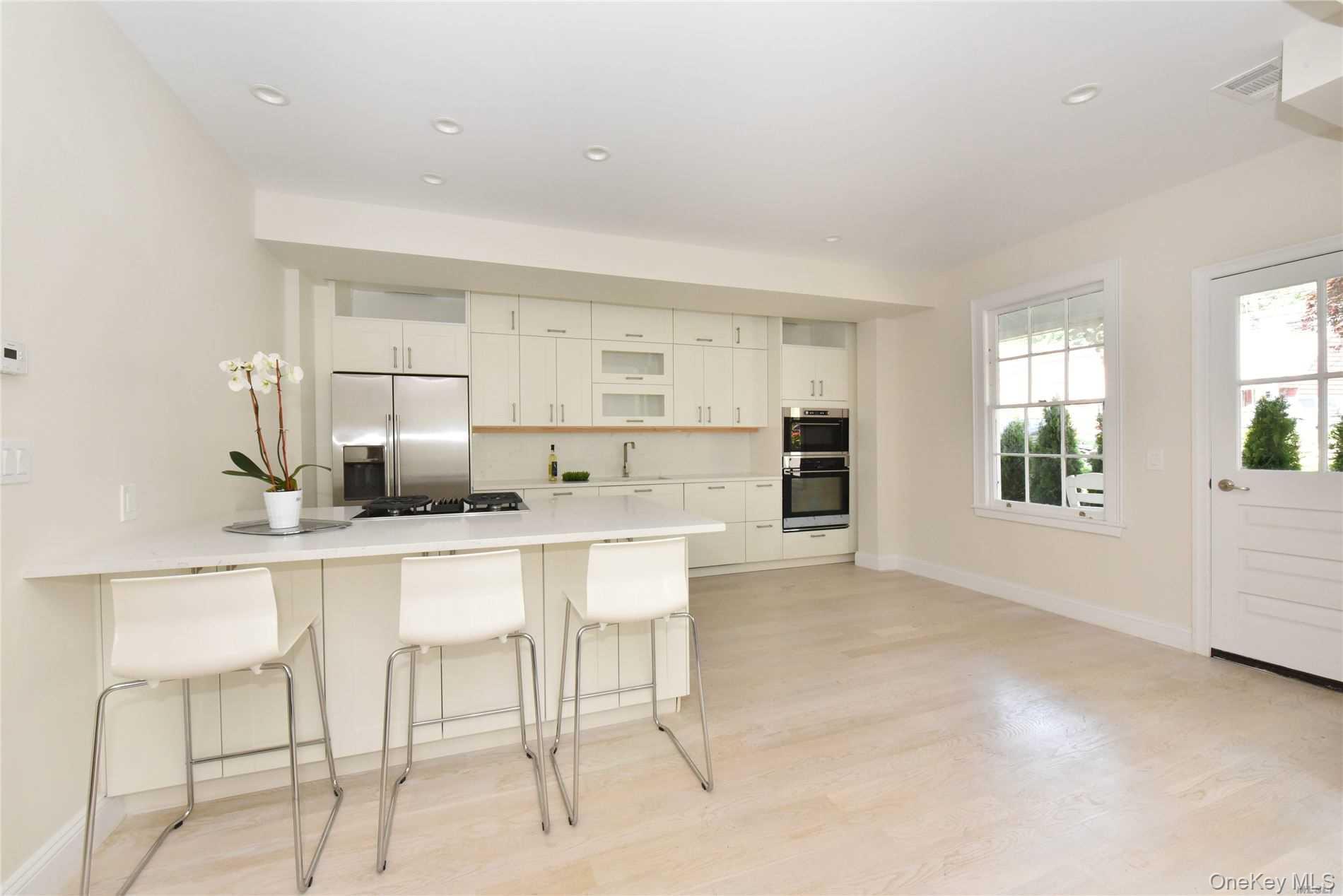 Roslyn, New York 11576, United States, 2 Bedrooms Bedrooms, ,2 BathroomsBathrooms,Residential,Active,250439