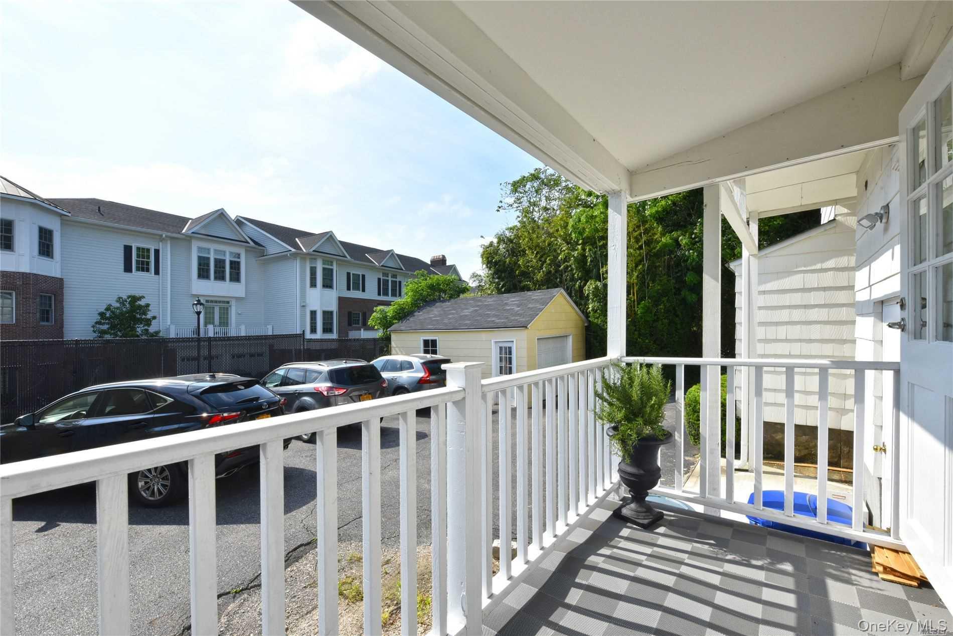 Roslyn, New York 11576, United States, 2 Bedrooms Bedrooms, ,2 BathroomsBathrooms,Residential,Active,250439