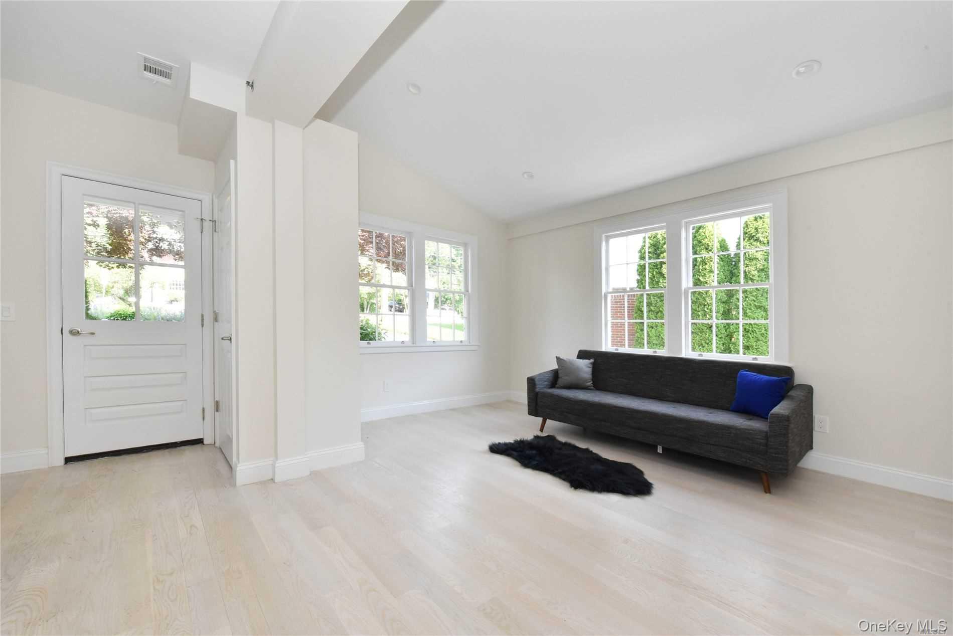 Roslyn, New York 11576, United States, 2 Bedrooms Bedrooms, ,2 BathroomsBathrooms,Residential,Active,250439