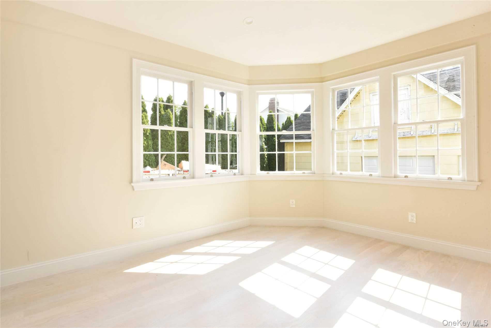 Roslyn, New York 11576, United States, 2 Bedrooms Bedrooms, ,2 BathroomsBathrooms,Residential,Active,250439