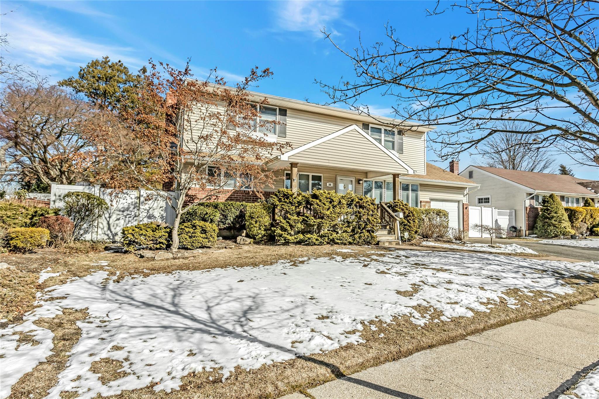 33 Clearwater Drive, Plainview, New York image 2