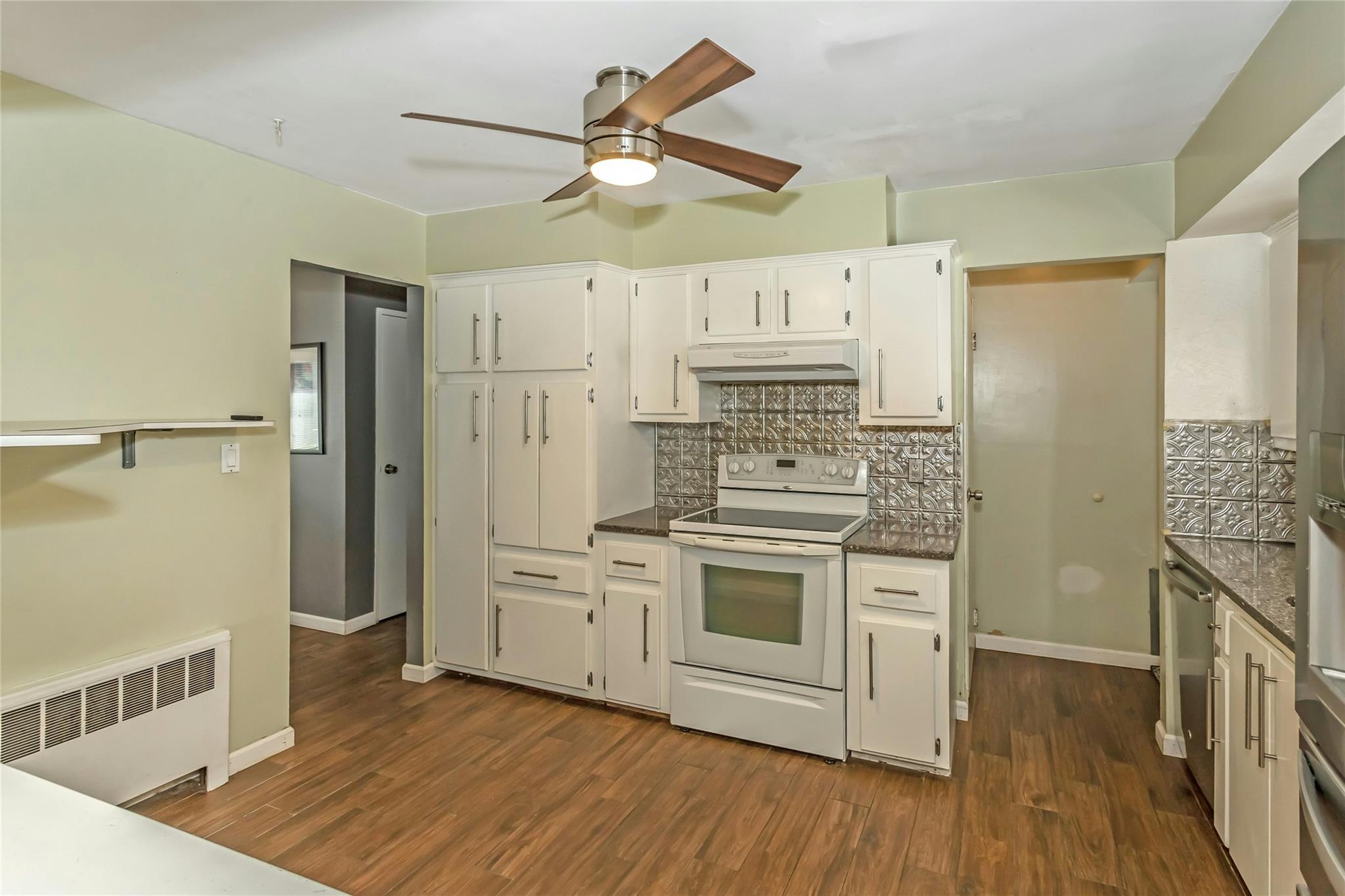 33 Clearwater Drive, Plainview, New York image 10