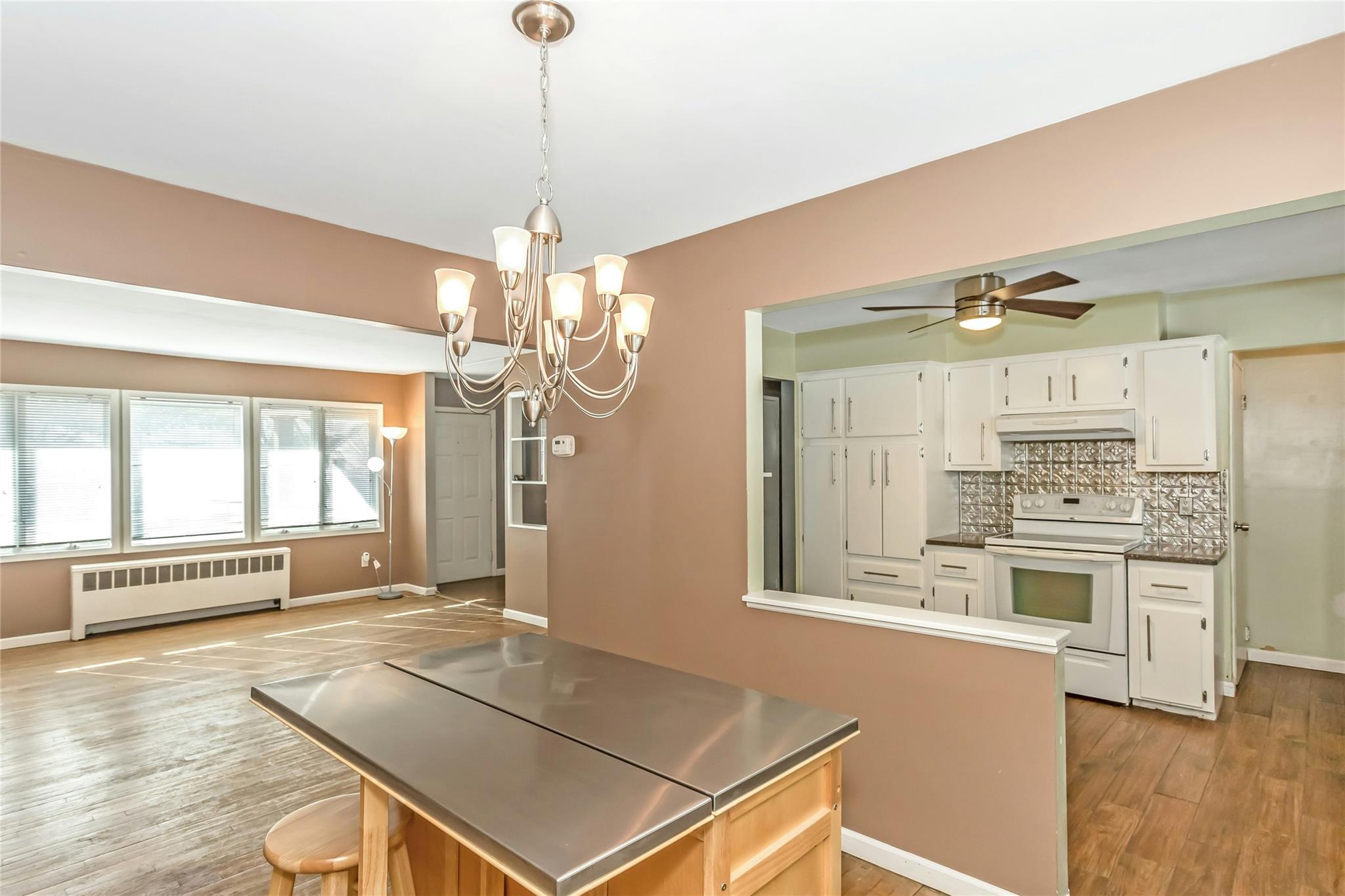 33 Clearwater Drive, Plainview, New York image 9
