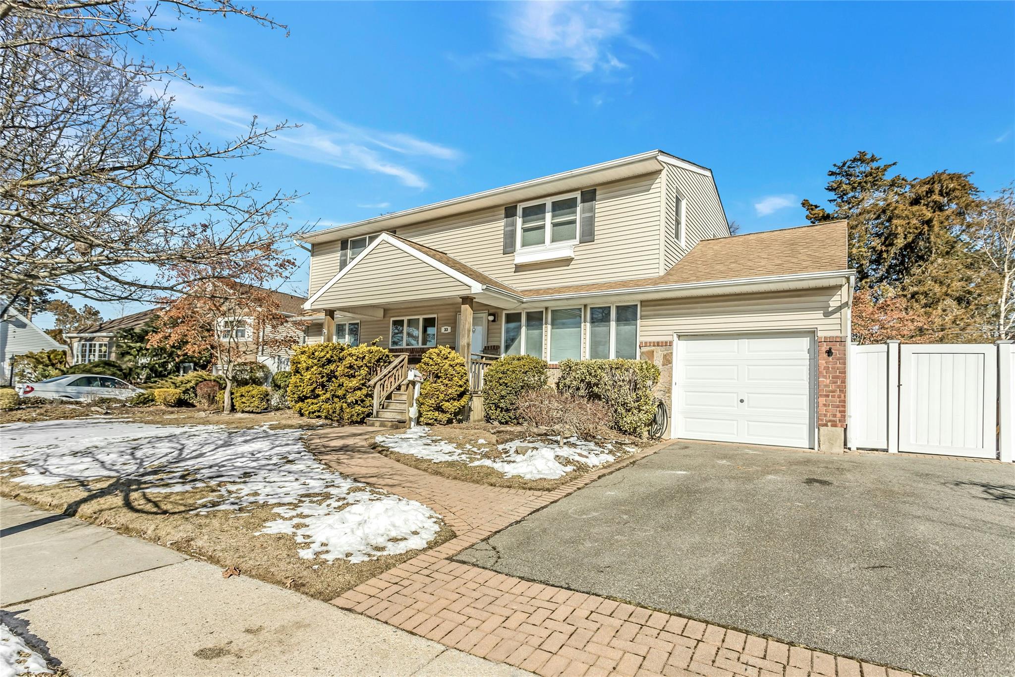 33 Clearwater Drive, Plainview, New York image 3