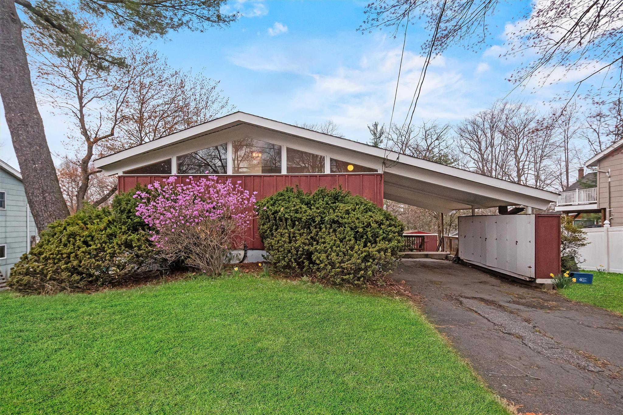 705 Abbey Lane, Valley Cottage, New York image 2