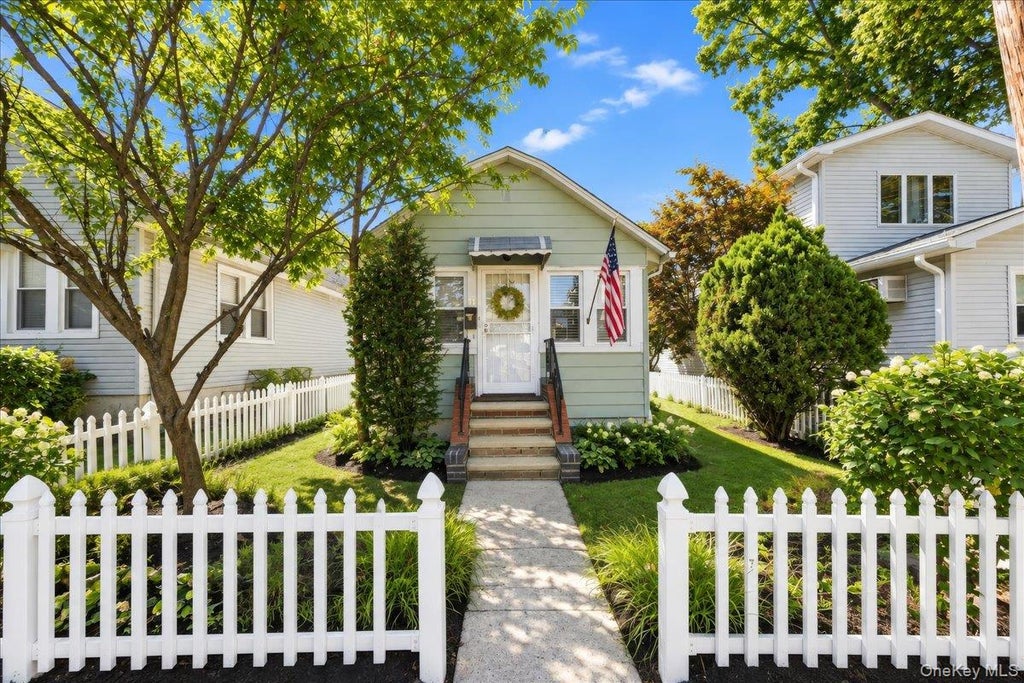 Photo of 11 Oak Avenue #11, Bronx, NY 10465 (MLS # 1049248)
