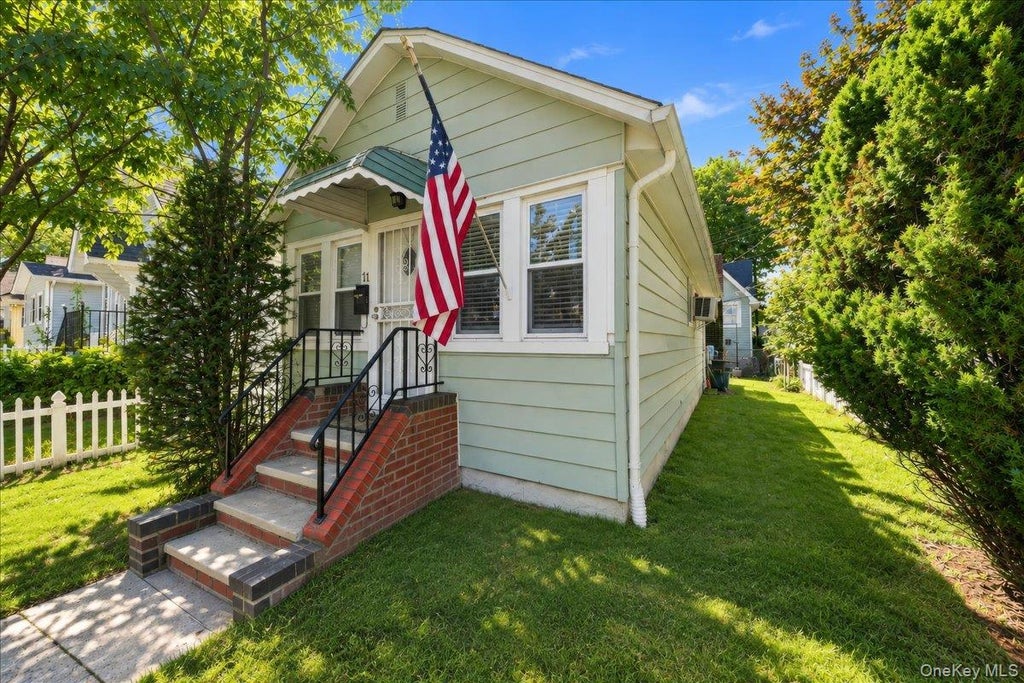 Photo of 11 Oak Avenue #11, Bronx, NY 10465 (MLS # 1049248)