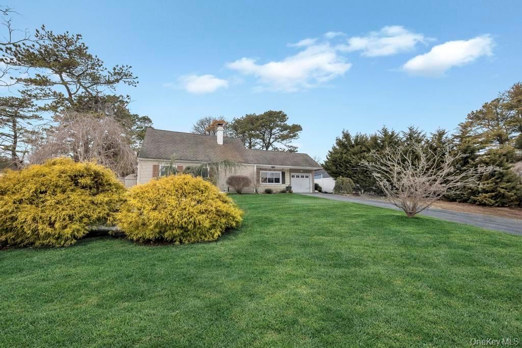 Photo of 60 White Pine Way, Medford, NY 11763 (MLS # 962941)