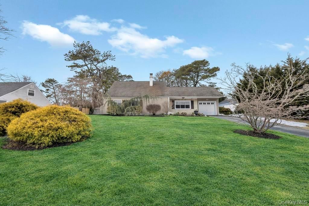 Photo of 60 White Pine Way, Medford, NY 11763 (MLS # 962941)