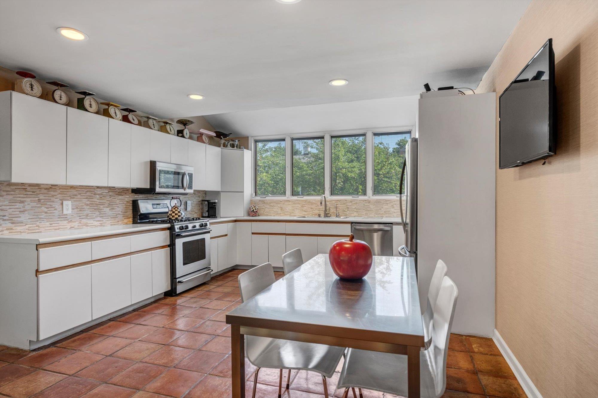 68 Argyle Road, Albertson, New York image 10