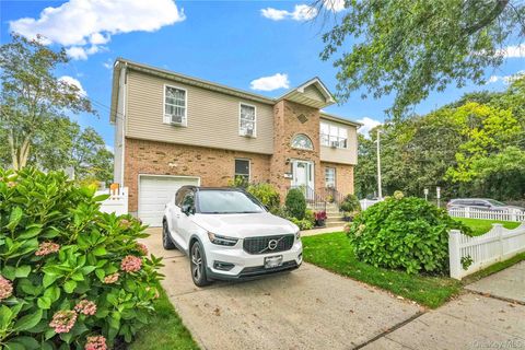 Photo of 402 Clinton Avenue, Rockville Centre, NY 11570 (MLS # 917026)