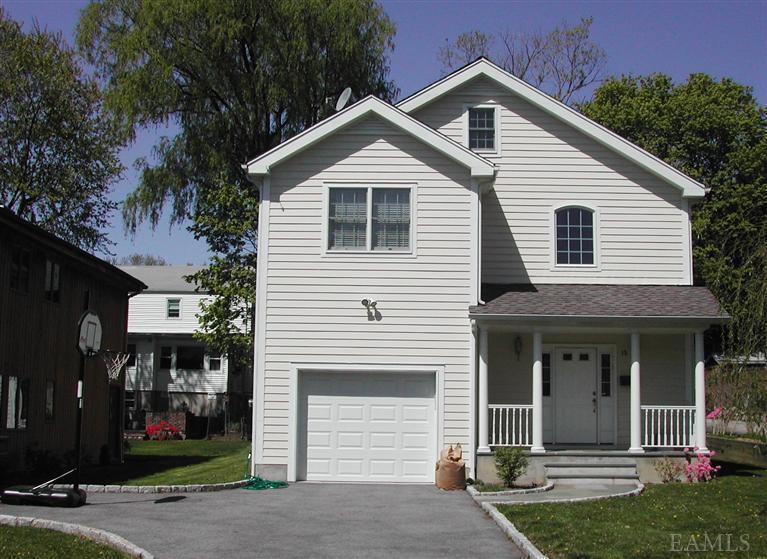 Haynes Avenue, Dobbs Ferry, New York - 4 Bedrooms  
3 Bathrooms  
7 Rooms - 
