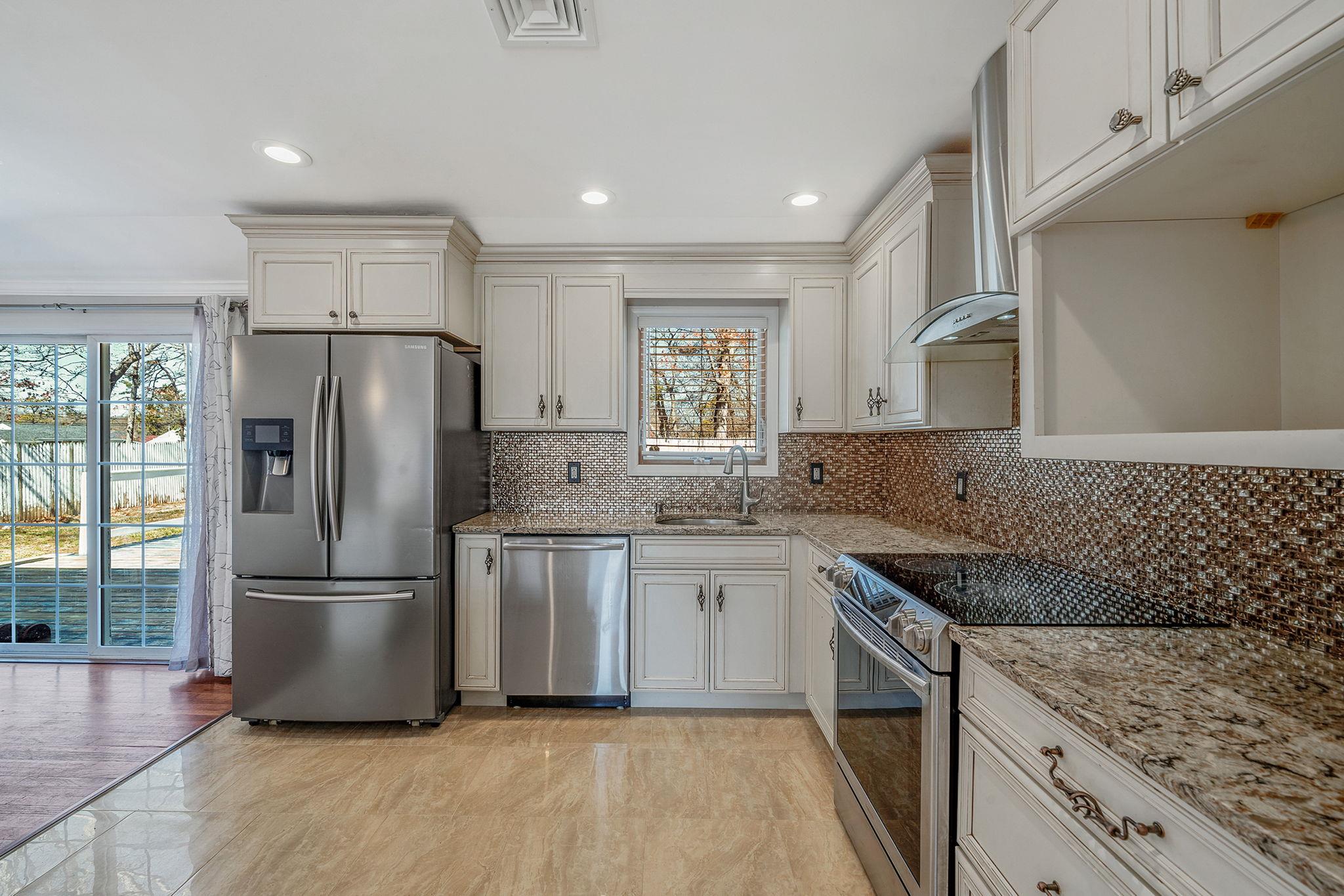 125 W Mockingbird Lane, Brentwood, New York image 9