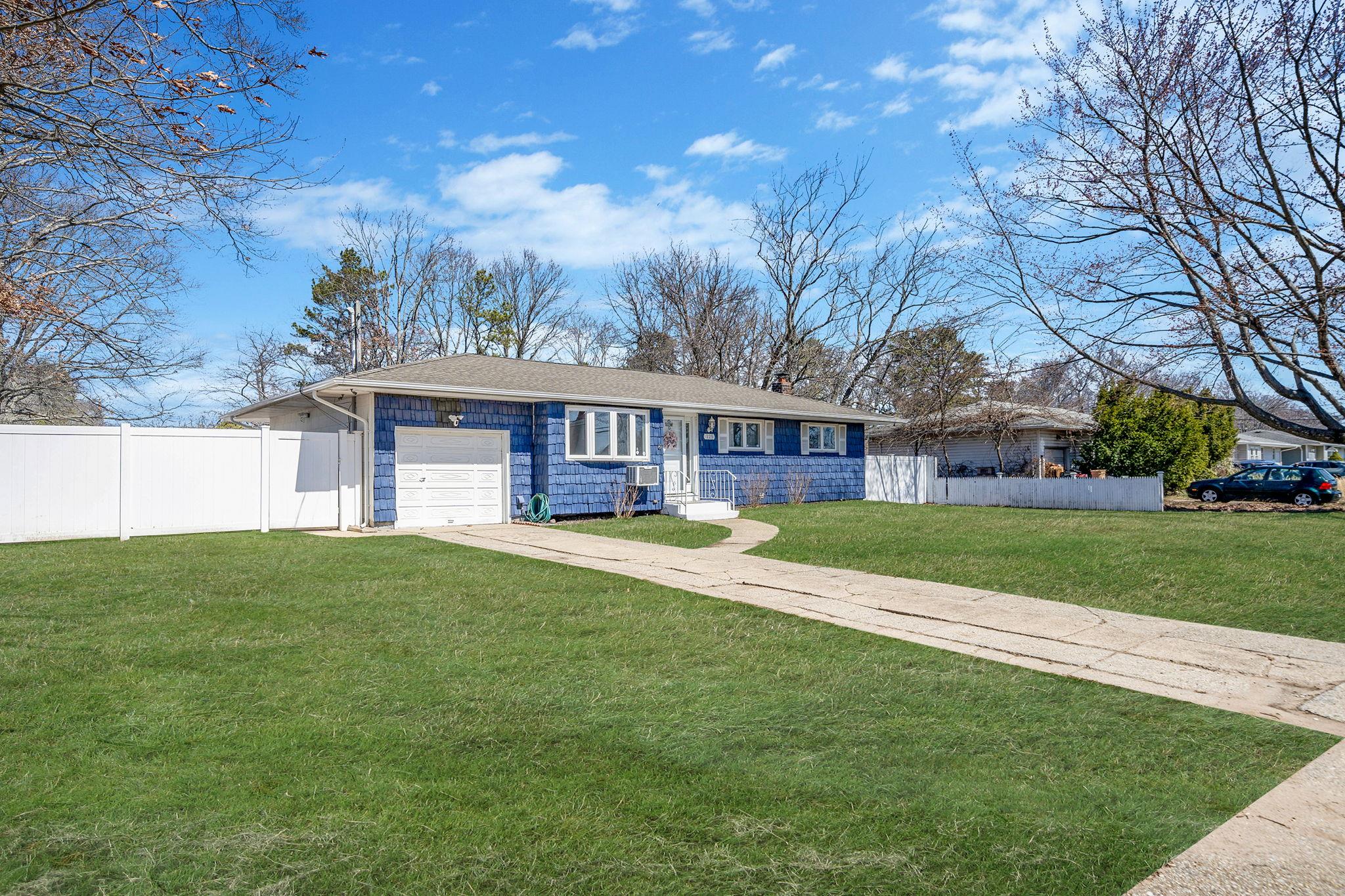 125 W Mockingbird Lane, Brentwood, New York image 2