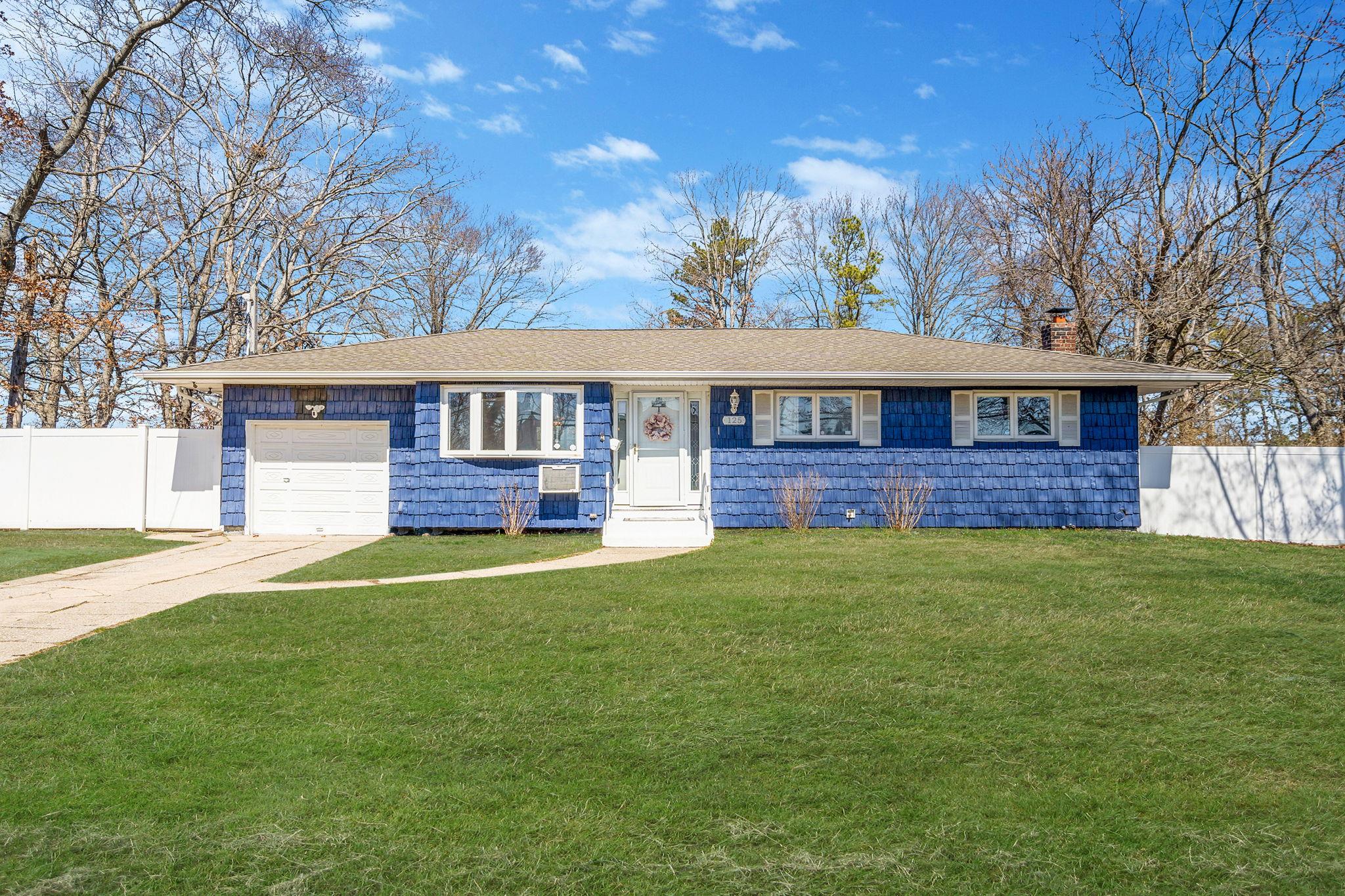125 W Mockingbird Lane, Brentwood, New York image 1