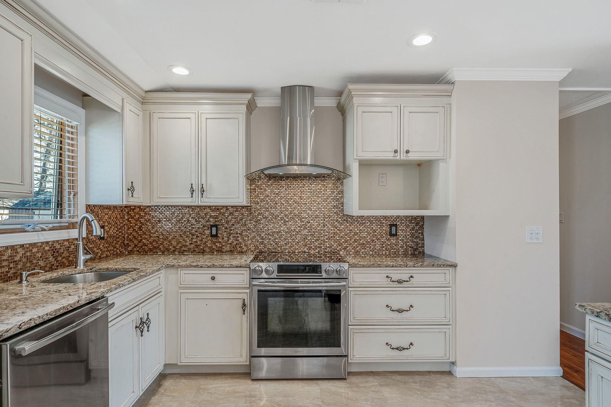 125 W Mockingbird Lane, Brentwood, New York image 8