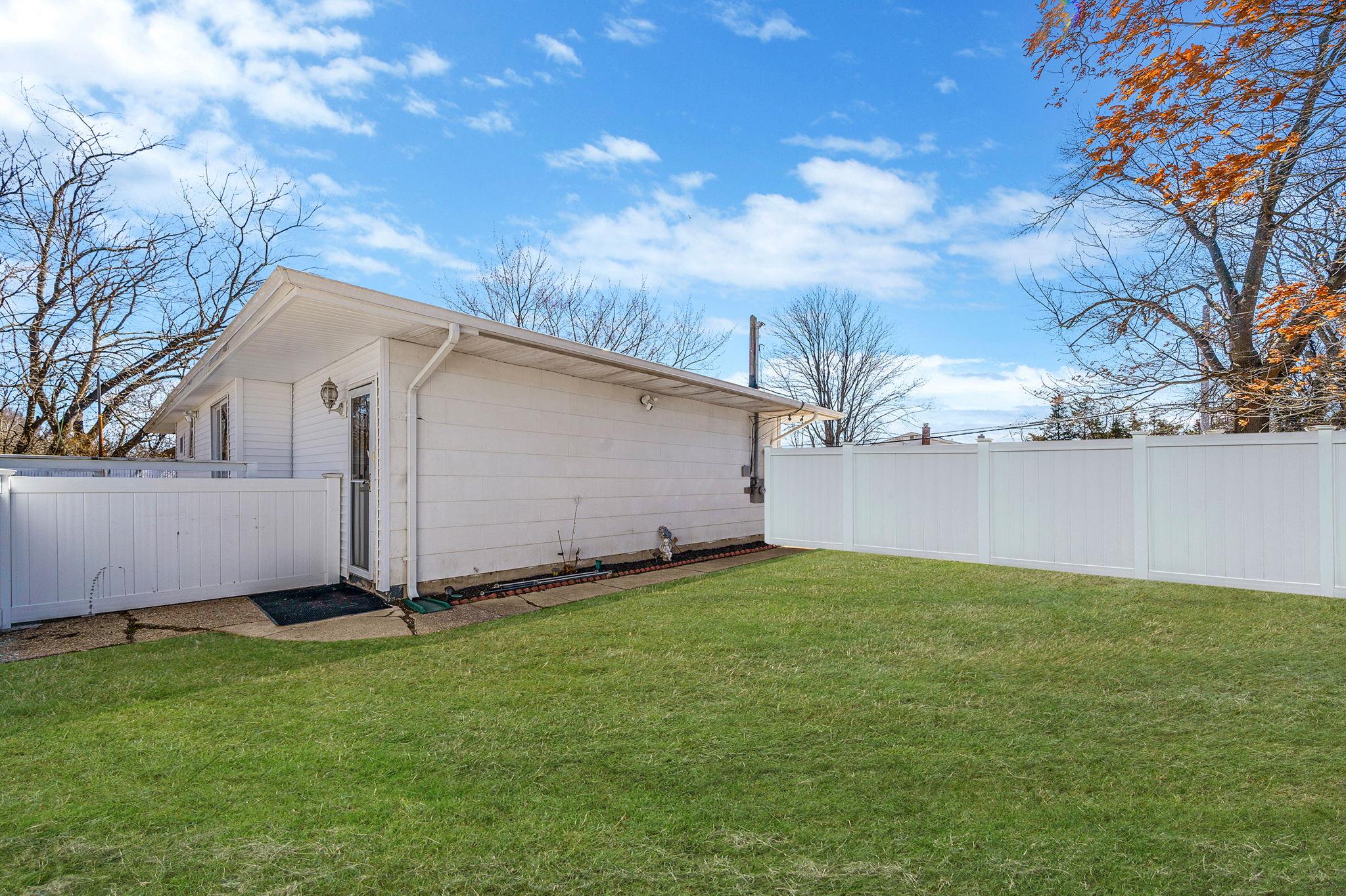 125 W Mockingbird Lane, Brentwood, New York image 26