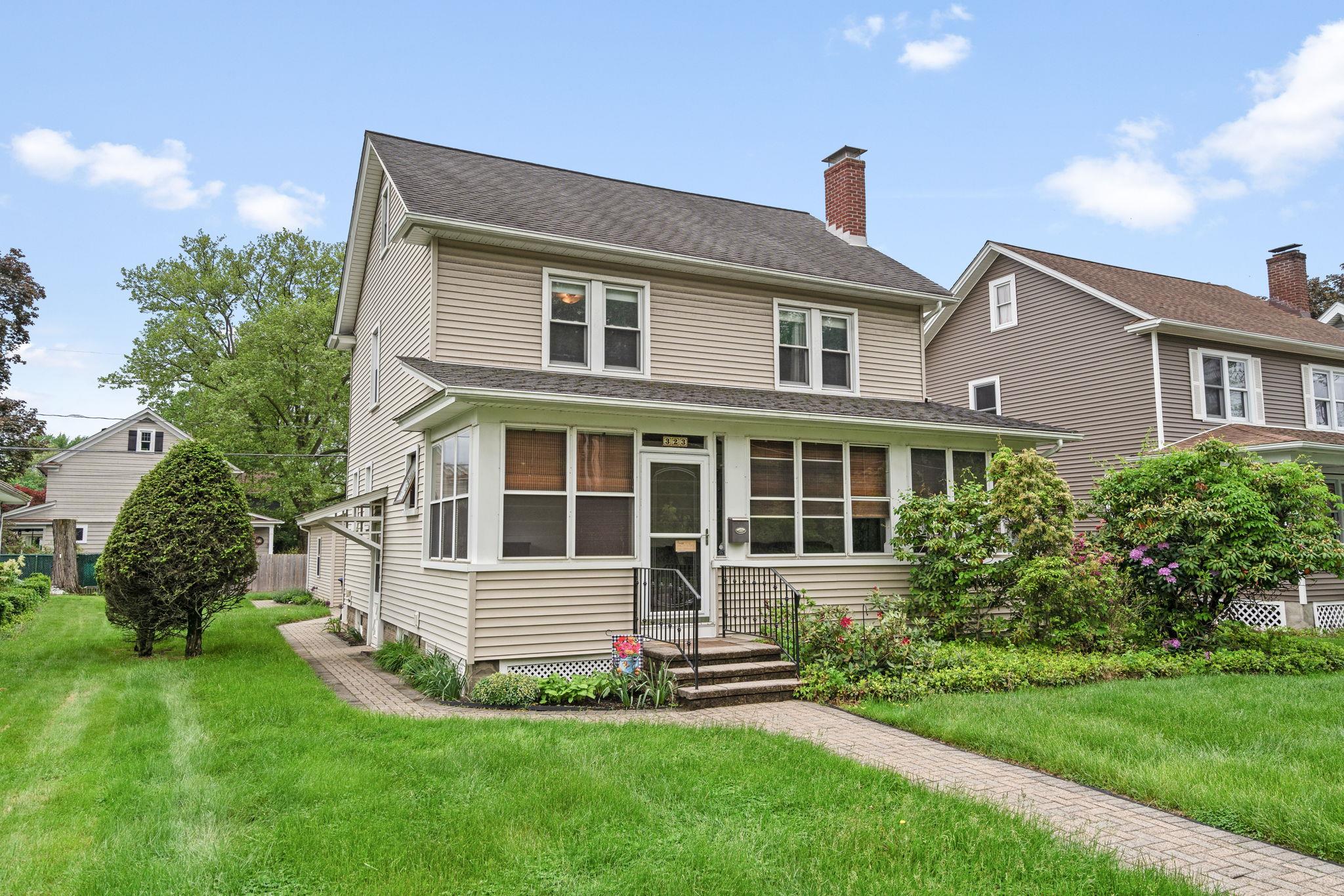 Hooker Avenue, Poughkeepsie, New York - 3 Bedrooms  
2 Bathrooms  
7 Rooms - 