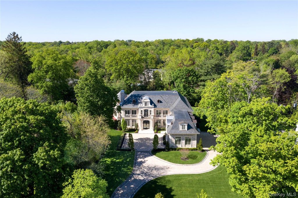 Photo of 6 Foxwood Road, Great Neck, NY 11024 (MLS # 922885)