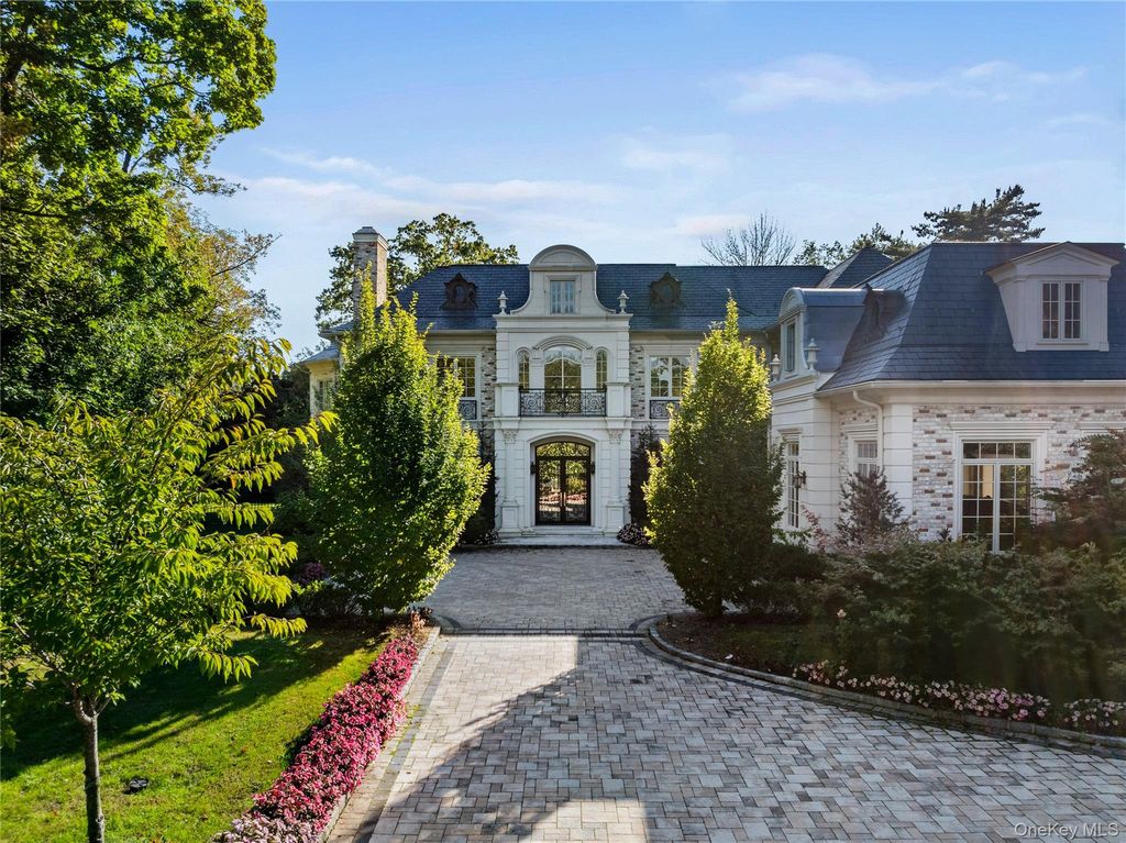 Photo of 6 Foxwood Road, Great Neck, NY 11024 (MLS # 922885)