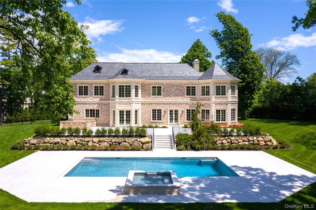 Photo of 6 Foxwood Road, Great Neck, NY 11024 (MLS # 922885)