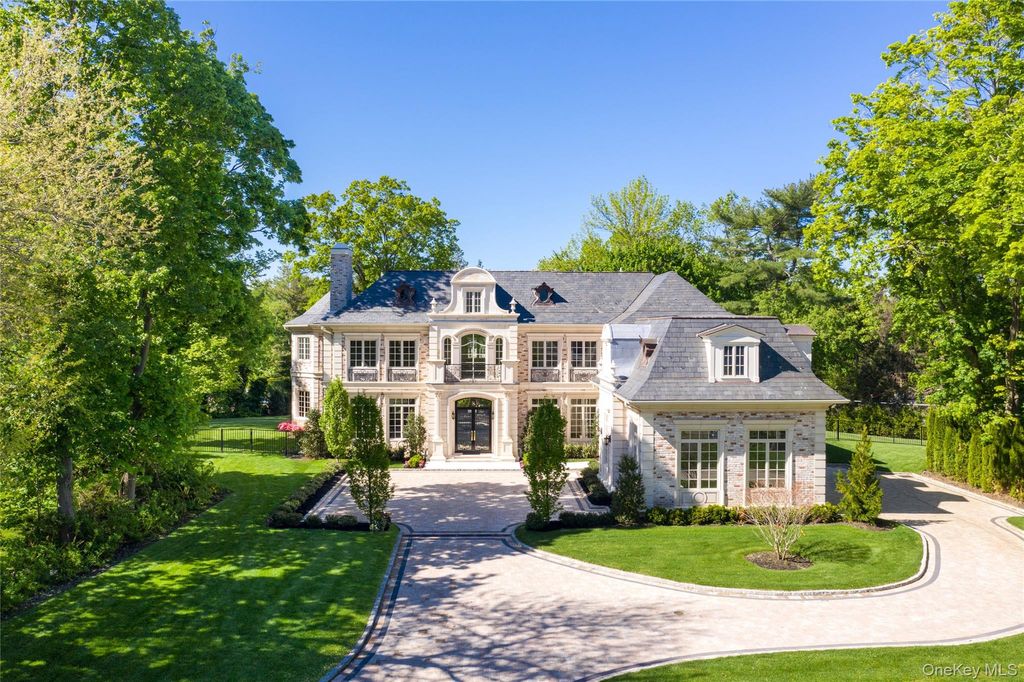 Photo of 6 Foxwood Road, Great Neck, NY 11024 (MLS # 922885)