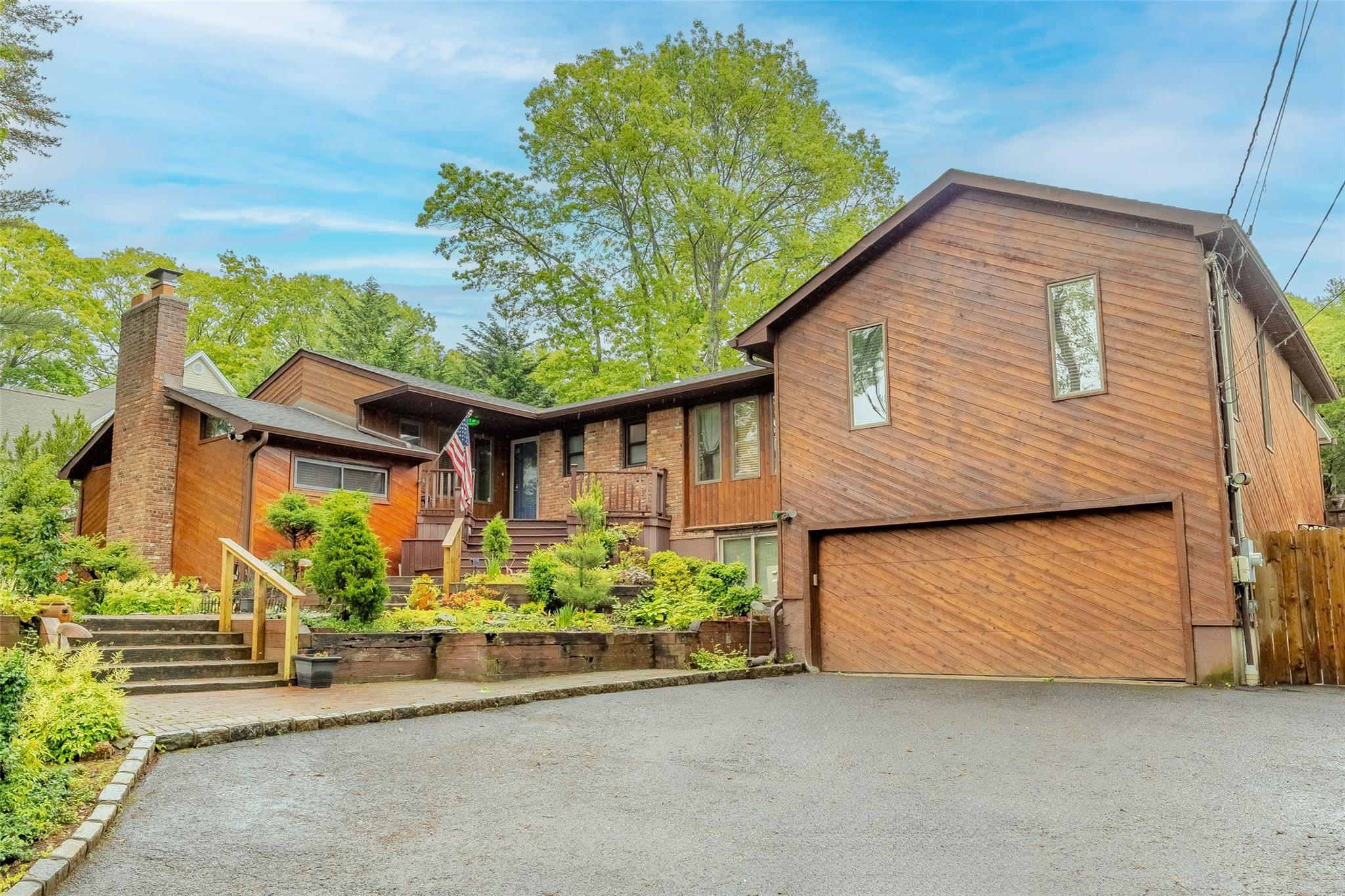 Broadview Drive, Commack, Hamptons, NY - 4 Bedrooms  
4 Bathrooms - 