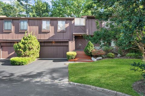 10 Morley Court Albertson NY 11507