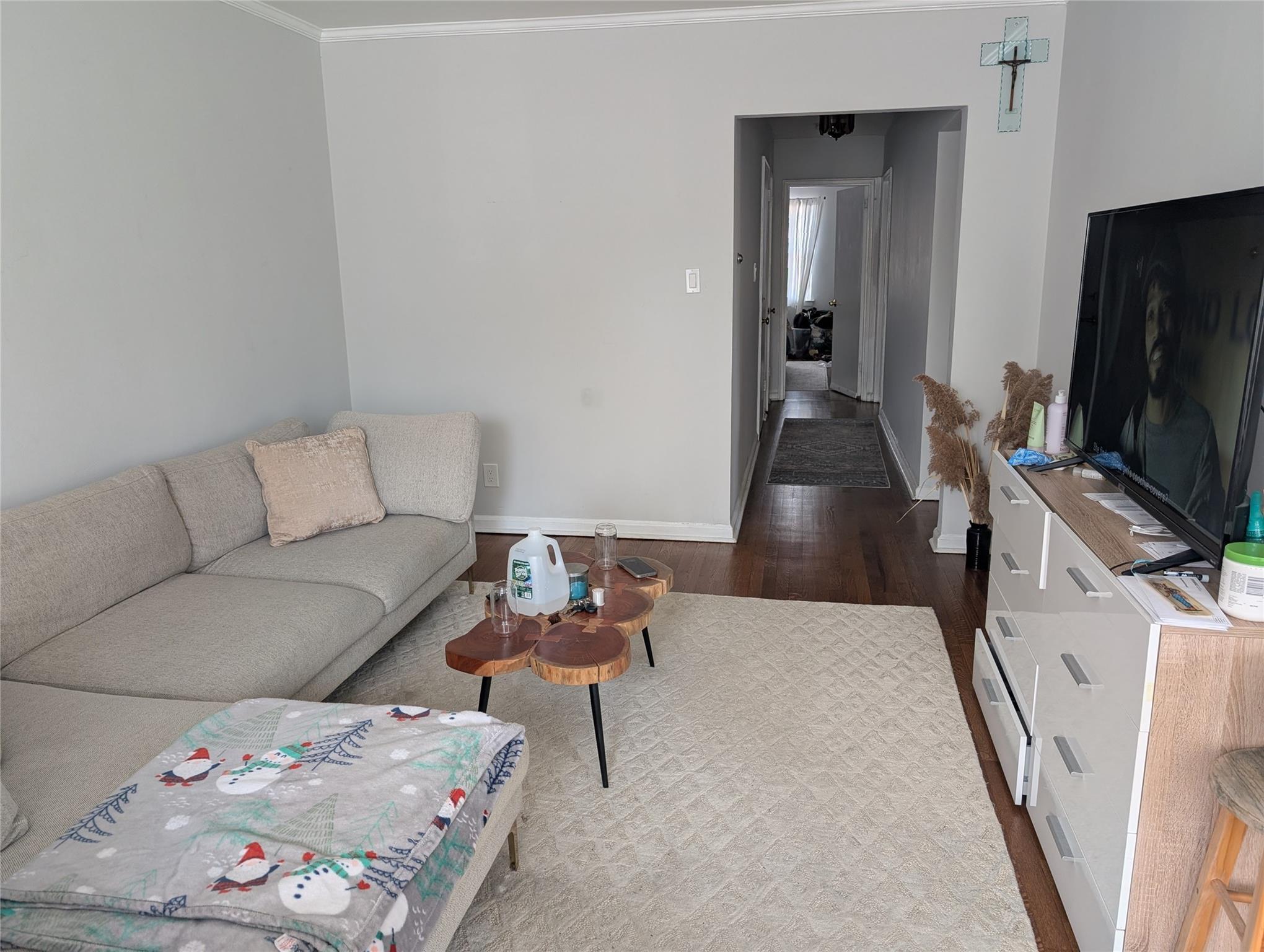 Rental Property at 82nd Drive Dr 3 Floor, Briarwood, Queens, NY - Bedrooms: 3 
Bathrooms: 1 
Rooms: 6  - $3,000 MO.