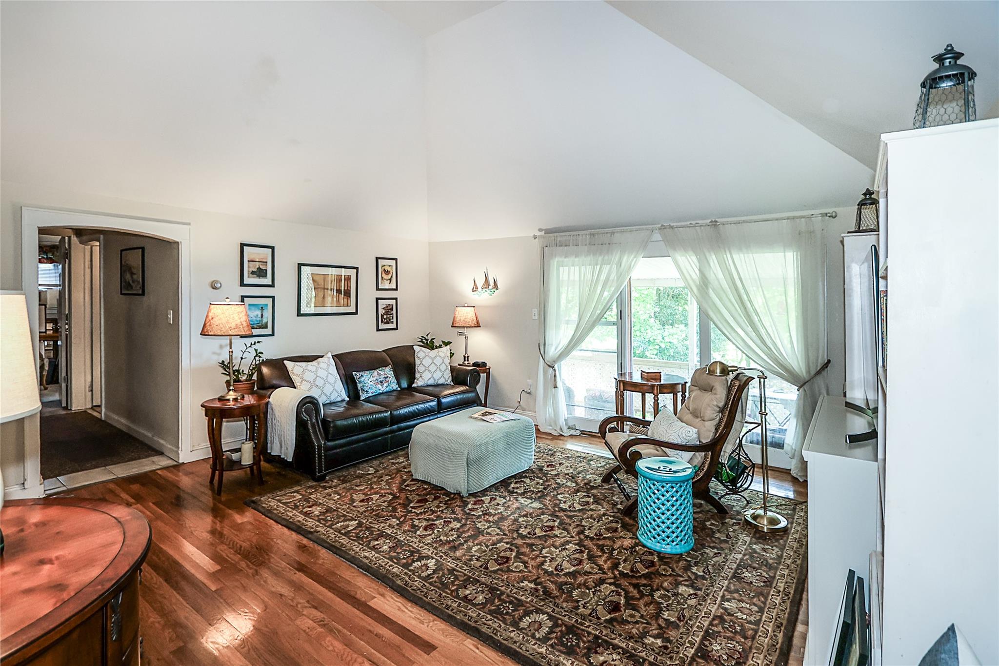 Glenwood Landing, New York 11547, United States, 6 Bedrooms Bedrooms, ,4 BathroomsBathrooms,Residential,Active,121921