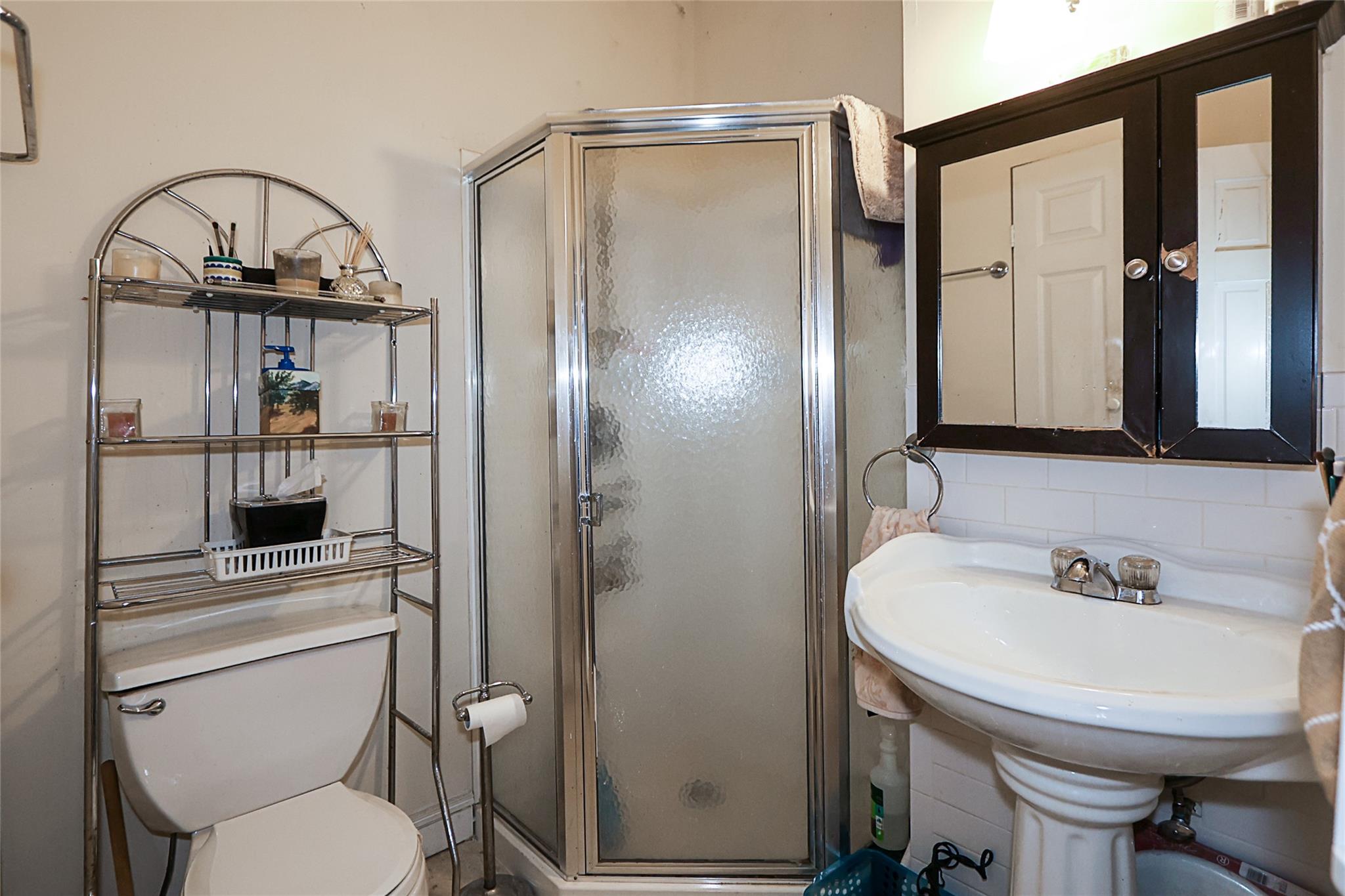 Glenwood Landing, New York 11547, United States, 6 Bedrooms Bedrooms, ,4 BathroomsBathrooms,Residential,Active,121921