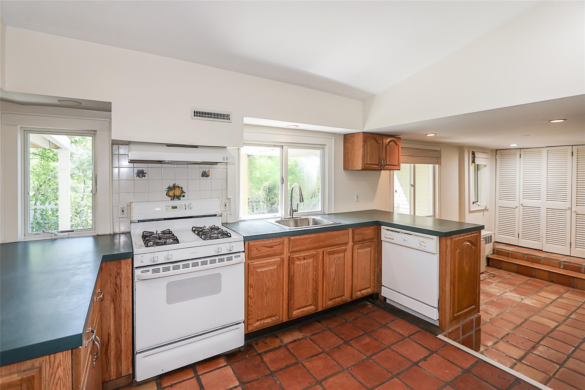 Glenwood Landing, New York 11547, United States, 6 Bedrooms Bedrooms, ,4 BathroomsBathrooms,Residential,Active,121921