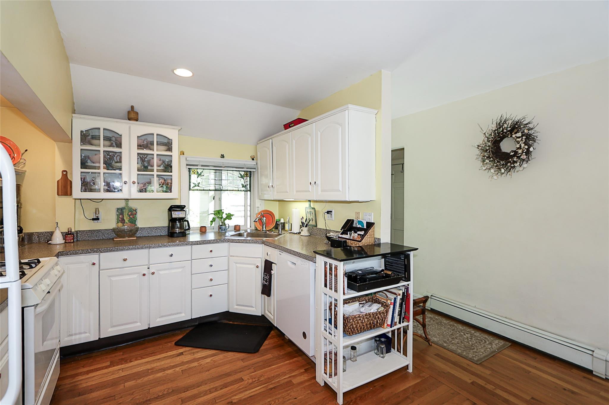 Glenwood Landing, New York 11547, United States, 6 Bedrooms Bedrooms, ,4 BathroomsBathrooms,Residential,Active,121921