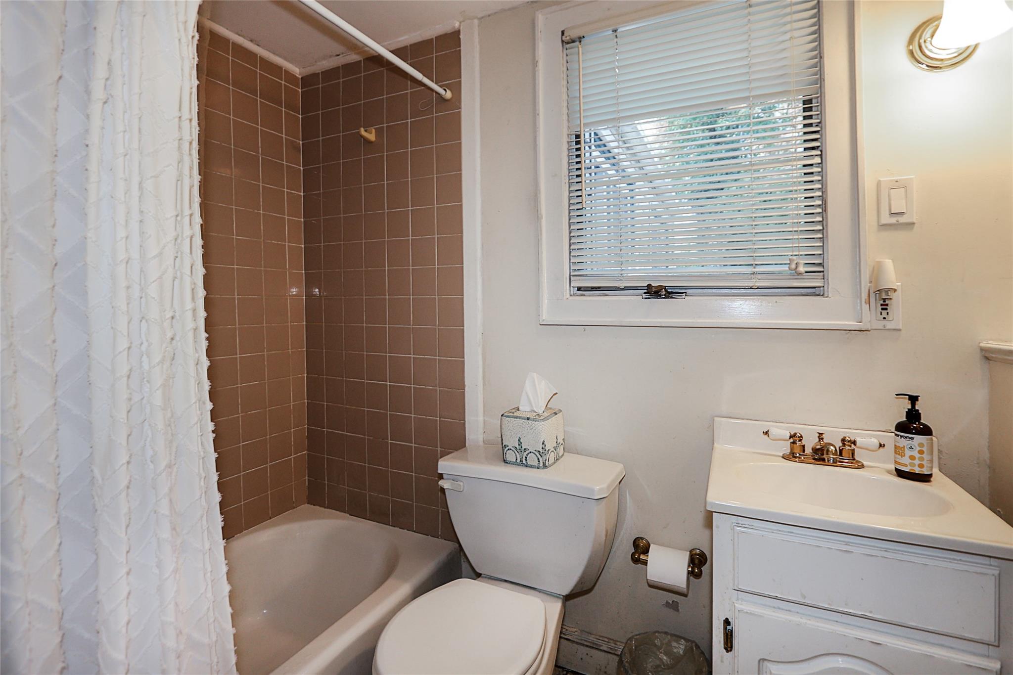 Glenwood Landing, New York 11547, United States, 6 Bedrooms Bedrooms, ,4 BathroomsBathrooms,Residential,Active,121921