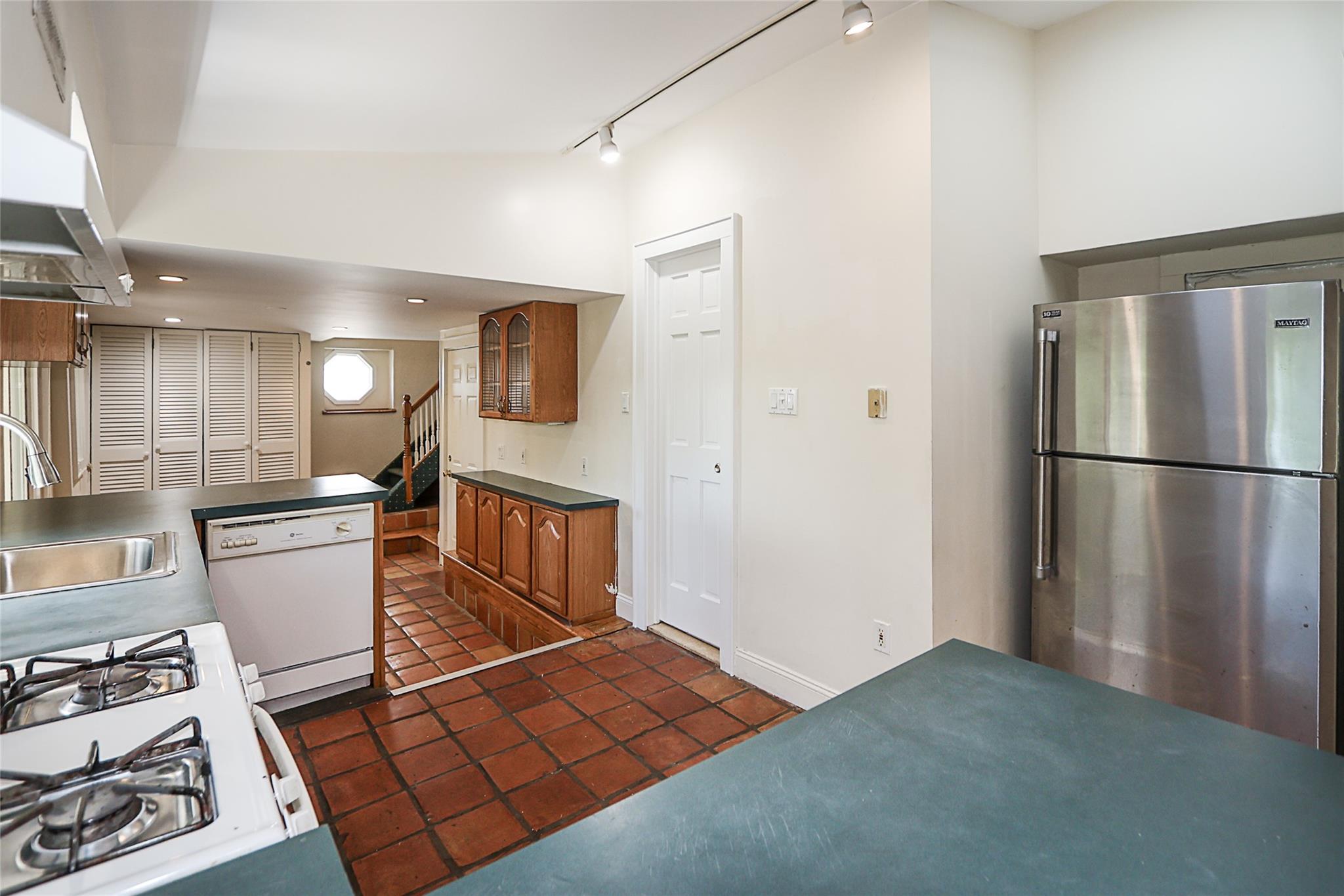 Glenwood Landing, New York 11547, United States, 6 Bedrooms Bedrooms, ,4 BathroomsBathrooms,Residential,Active,121921