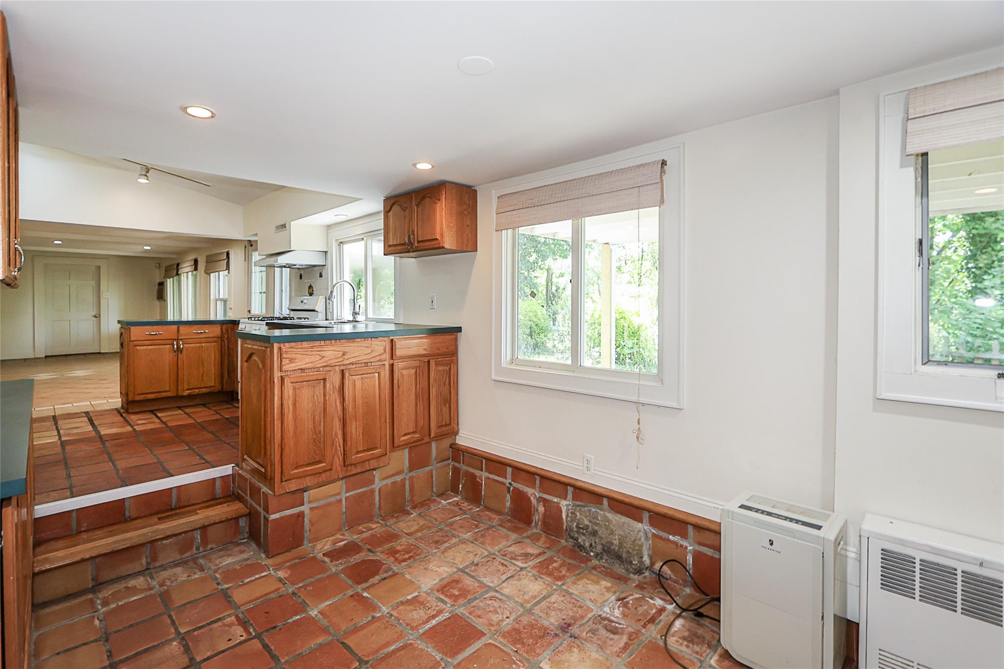 Glenwood Landing, New York 11547, United States, 6 Bedrooms Bedrooms, ,4 BathroomsBathrooms,Residential,Active,121921