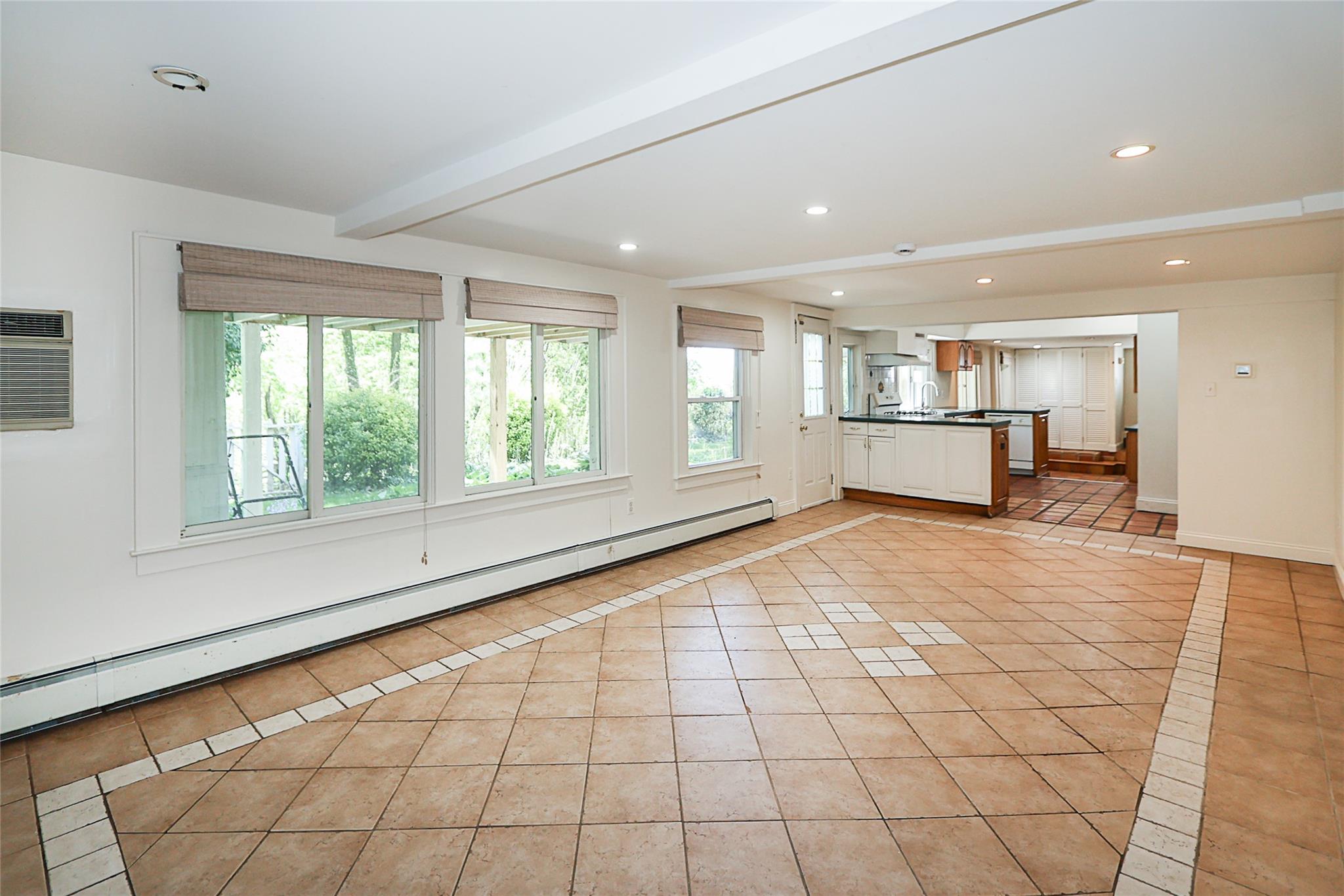 Glenwood Landing, New York 11547, United States, 6 Bedrooms Bedrooms, ,4 BathroomsBathrooms,Residential,Active,121921