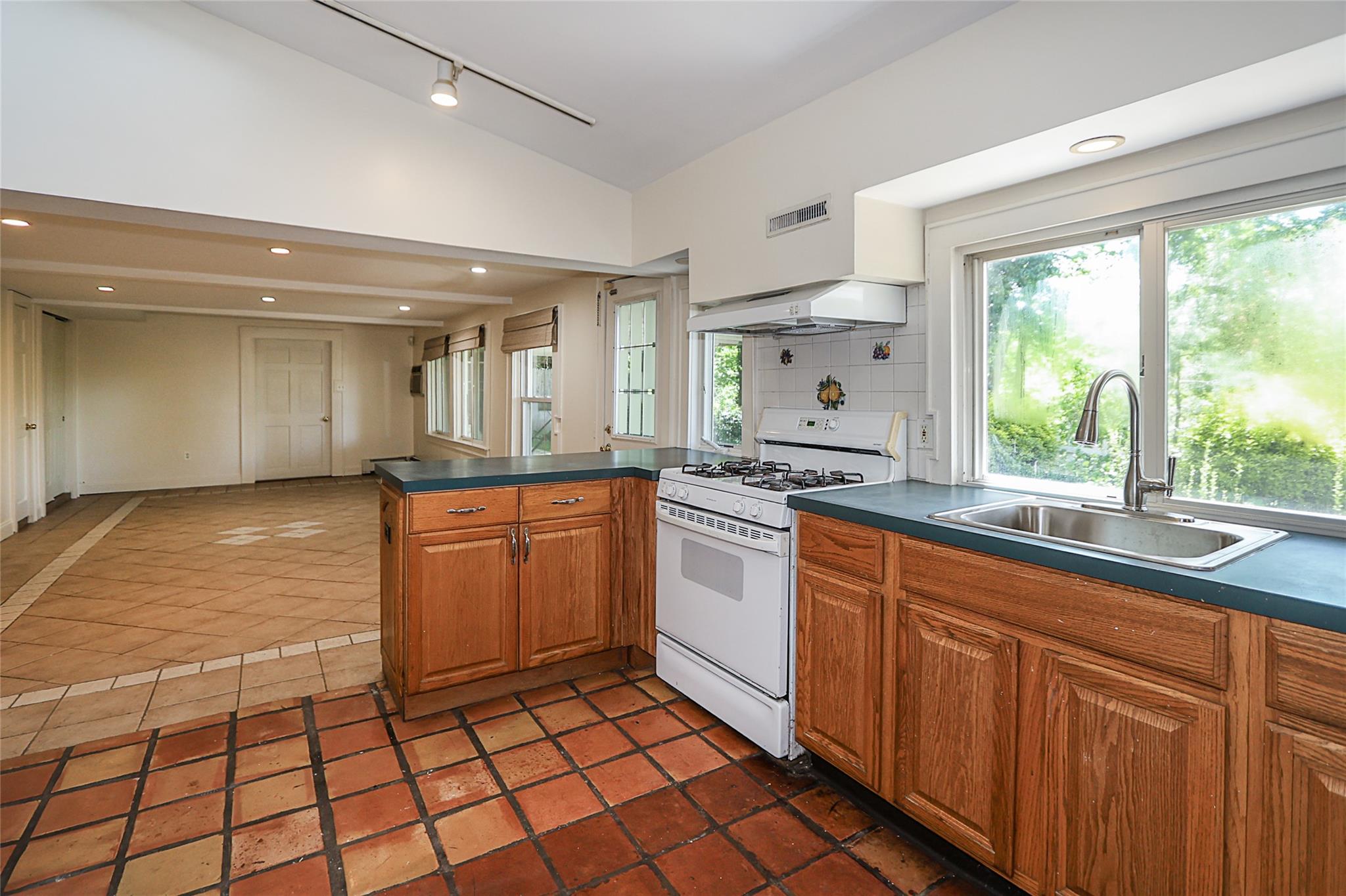 Glenwood Landing, New York 11547, United States, 6 Bedrooms Bedrooms, ,4 BathroomsBathrooms,Residential,Active,121921