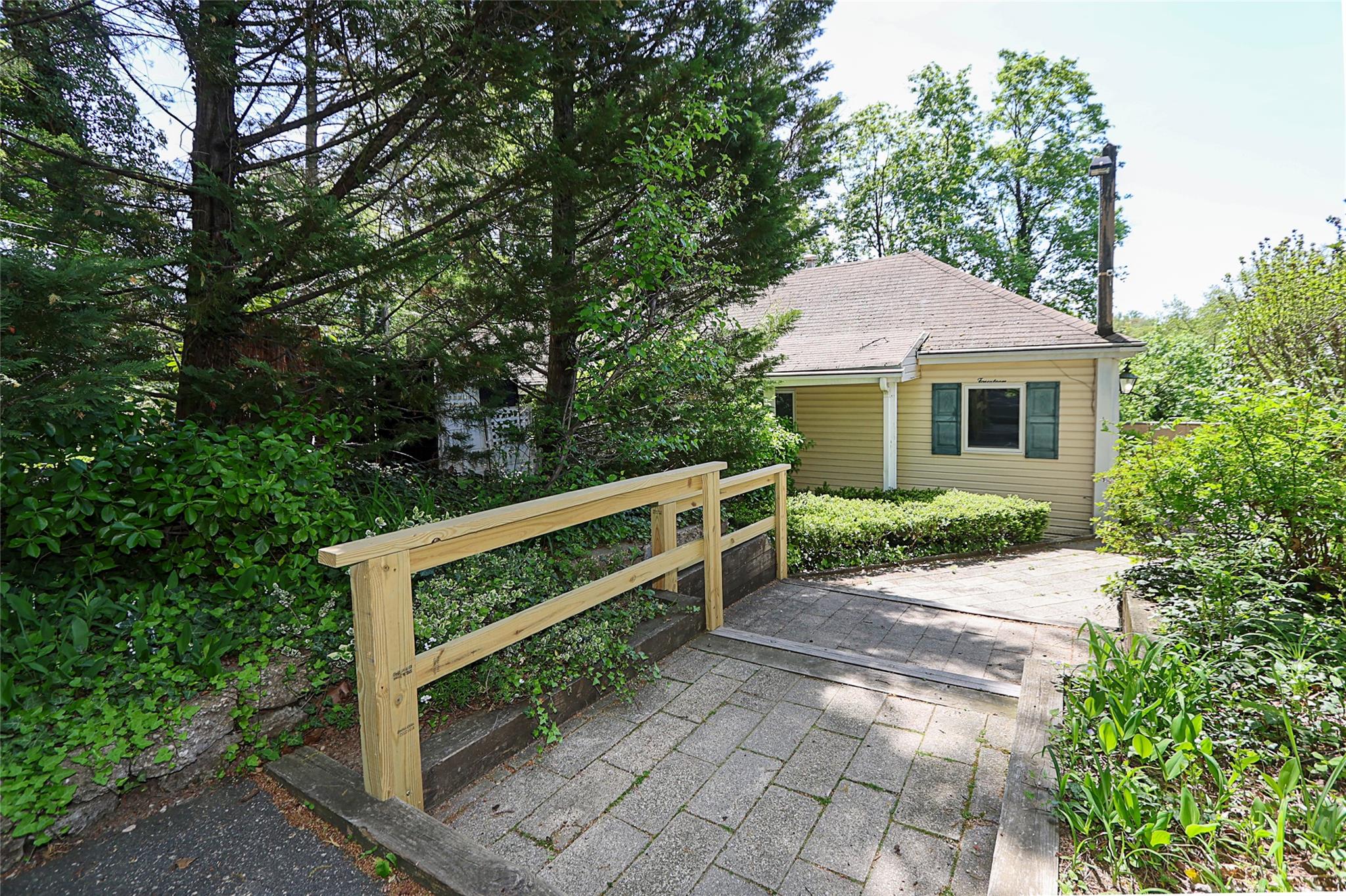 Glenwood Landing, New York 11547, United States, 6 Bedrooms Bedrooms, ,4 BathroomsBathrooms,Residential,Active,121921