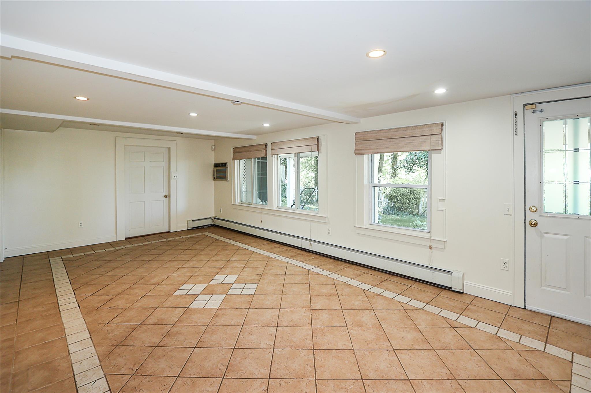 Glenwood Landing, New York 11547, United States, 6 Bedrooms Bedrooms, ,4 BathroomsBathrooms,Residential,Active,121921