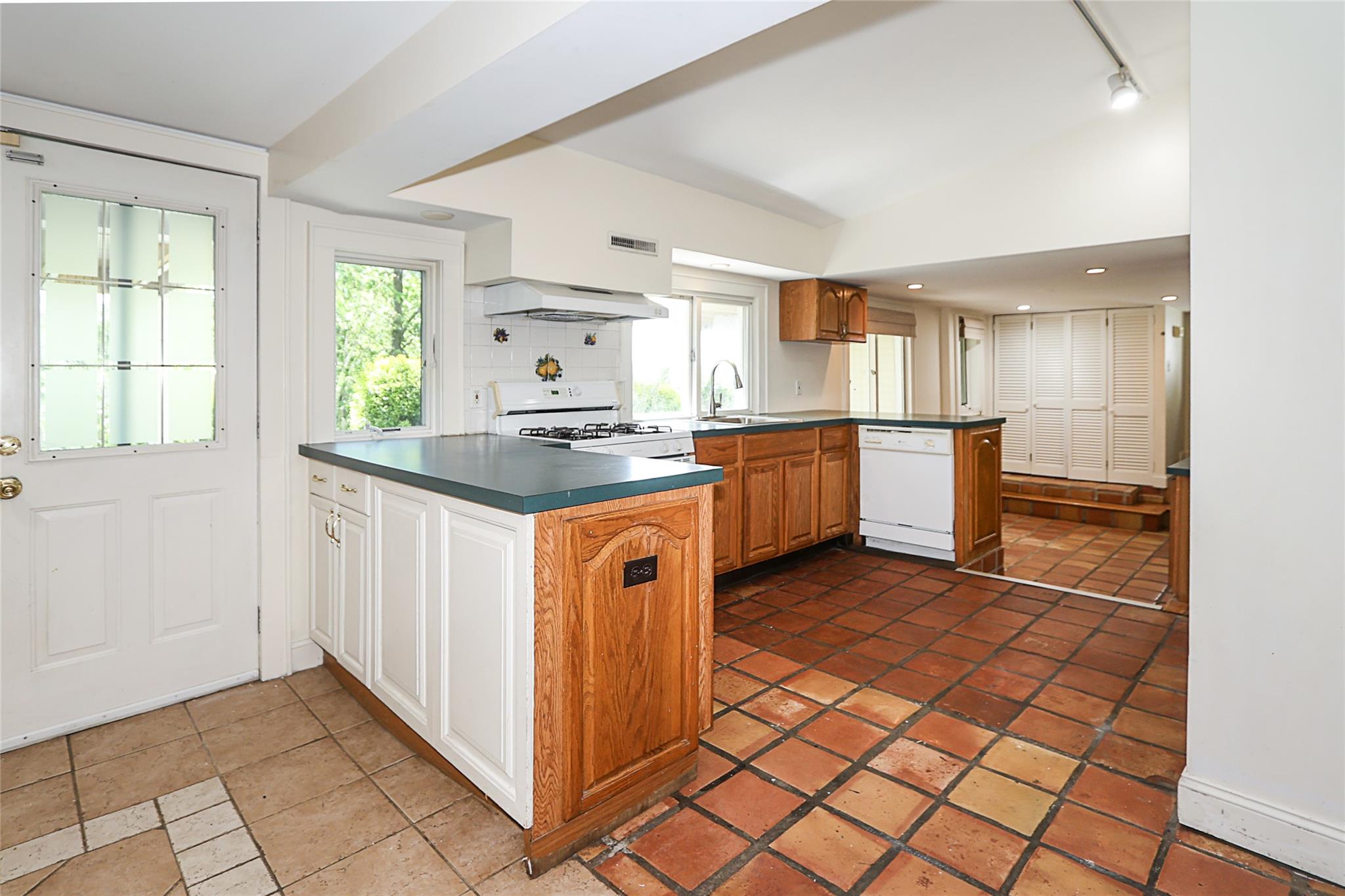 Glenwood Landing, New York 11547, United States, 6 Bedrooms Bedrooms, ,4 BathroomsBathrooms,Residential,Active,121921