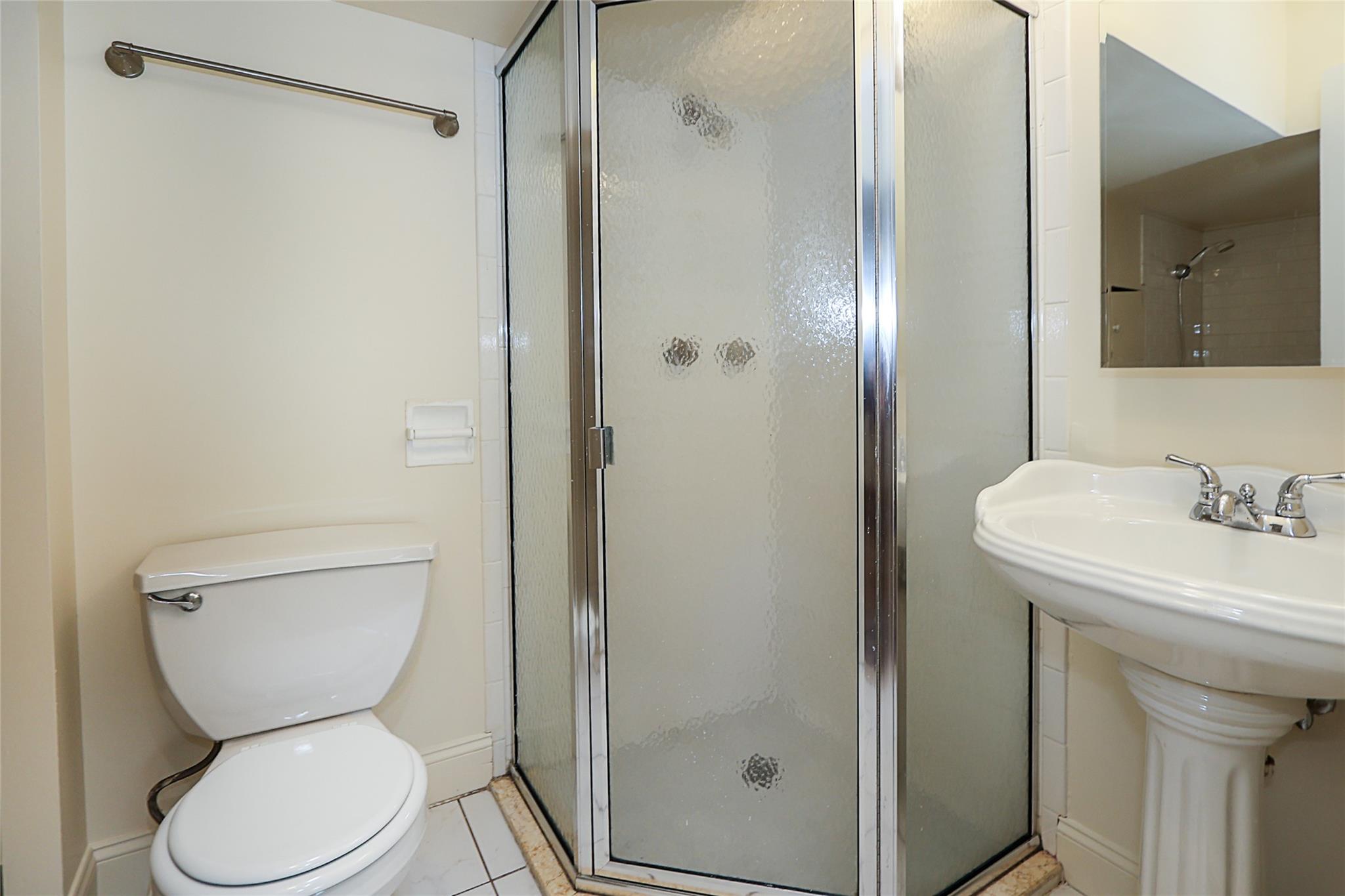 Glenwood Landing, New York 11547, United States, 6 Bedrooms Bedrooms, ,4 BathroomsBathrooms,Residential,Active,121921