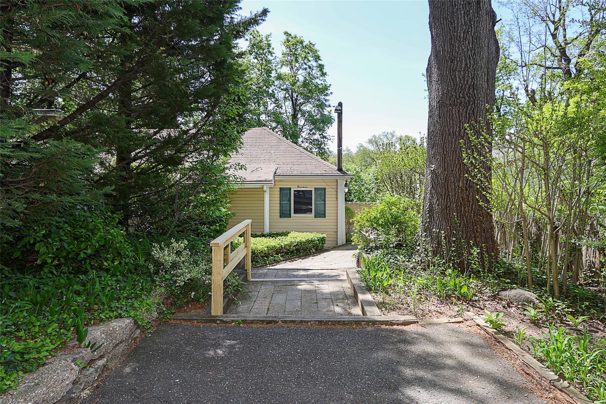 Glenwood Landing, New York 11547, United States, 6 Bedrooms Bedrooms, ,4 BathroomsBathrooms,Residential,Active,121921